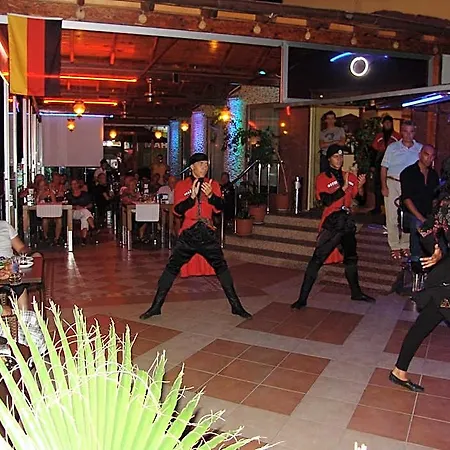 Kleopatra Ikiz Αλάνια